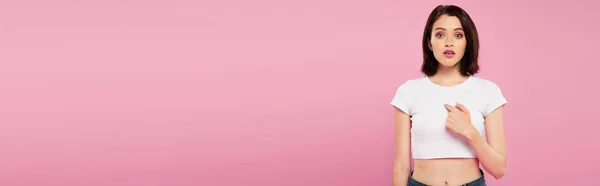 Πανοραμικό Σφηνάκι Όμορφη Έκπληκτη Κορίτσι Δείχνοντας Δάχτυλό Του Απομονώθηκε Ροζ — Φωτογραφία Αρχείου
