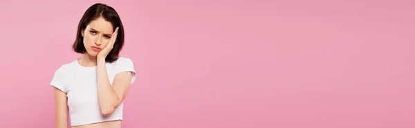Plano Panorámico Hermosa Chica Triste Con Dolor Muelas Aislado Rosa —  Fotos de Stock