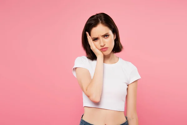 Bela Menina Triste Com Dor Dente Isolada Rosa — Fotografia de Stock