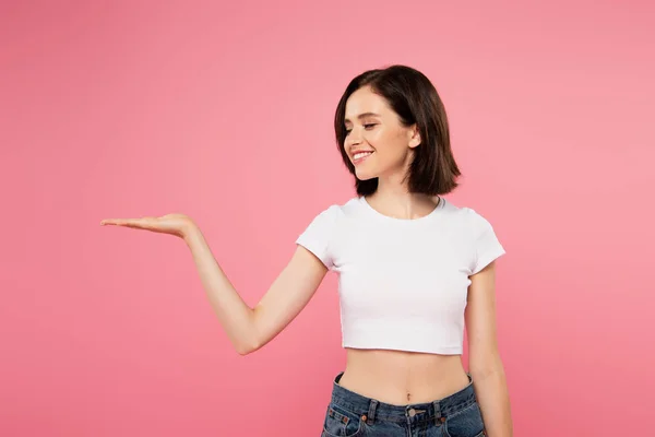 Bela Menina Sorridente Apontando Com Mão Lado Isolado Rosa — Fotografia de Stock