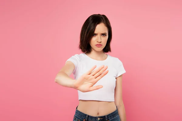 Schöne Ernste Mädchen Zeigt Stop Geste Isoliert Auf Rosa — Stockfoto