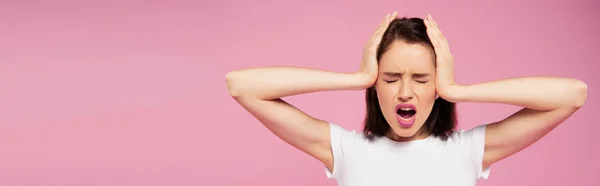 Plano Panorámico Hermosa Chica Con Las Manos Cabeza Los Ojos — Foto de Stock