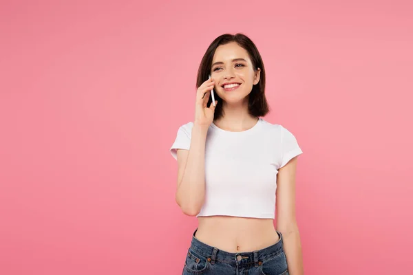 Hermosa Chica Sonriente Hablando Teléfono Inteligente Aislado Rosa —  Fotos de Stock