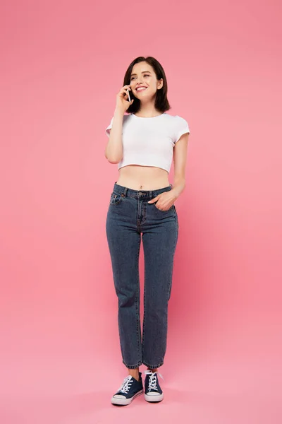 Visão Comprimento Total Bela Menina Sorridente Falando Smartphone Isolado Rosa — Fotografia de Stock