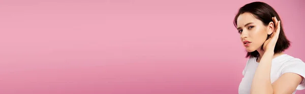 Plano Panorámico Hermosa Chica Enfocada Escuchando Aislado Rosa —  Fotos de Stock