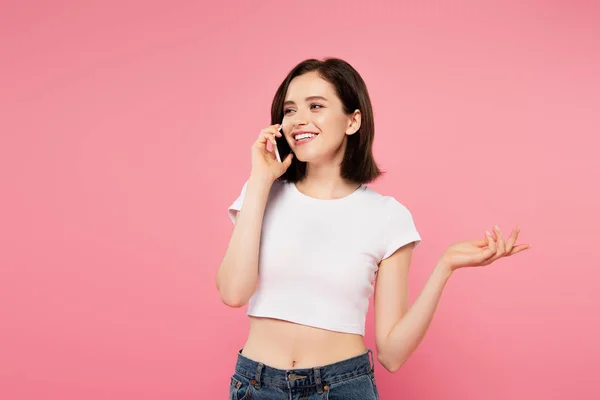 Hermosa Chica Sonriente Hablando Teléfono Inteligente Gesto Aislado Rosa —  Fotos de Stock
