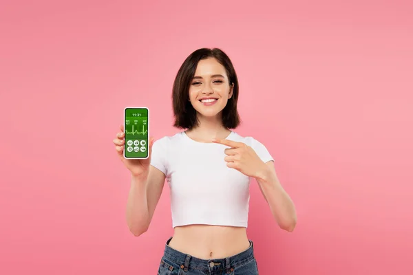 Chica Sonriente Apuntando Con Dedo Teléfono Inteligente Con Aplicación Sanitaria — Foto de Stock