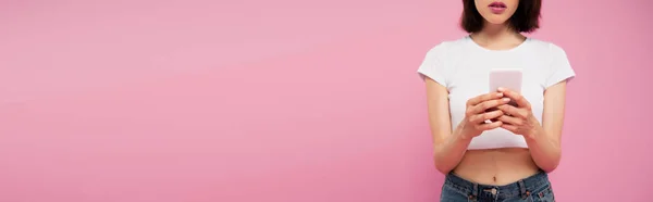 Panoramische Foto Van Meisje Met Behulp Van Smartphone Geïsoleerd Roze — Stockfoto