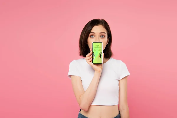 Surprised Girl Holding Smartphone Shopping Isolated Pink — Stock Photo, Image