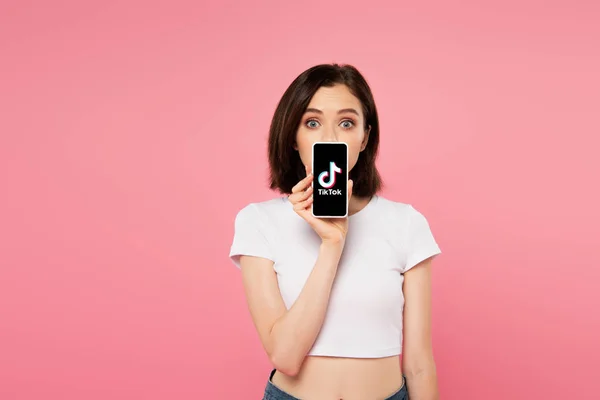 Kyiv Ukraine July 2019 Gadis Terkejut Memegang Smartphone Dengan Logo — Stok Foto