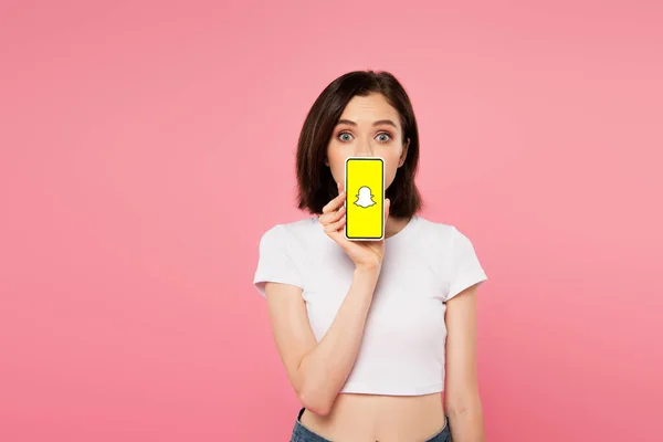 Kijów Ukraina Lipca 2019 Wstrząśnięty Dziewczyna Trzyma Smartphone Snapchat Logo — Zdjęcie stockowe
