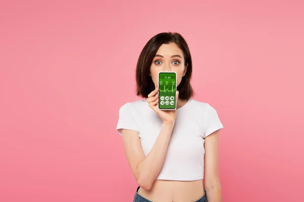 Удивленный Девушка Держит Смартфон Приложением Слежения Здоровьем Изолированы Розовый — стоковое фото