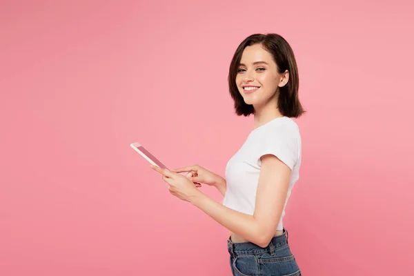 Oldalnézetből Gyönyörű Mosolygó Lány Digitális Tabletta Izolált Rózsaszín — Stock Fotó