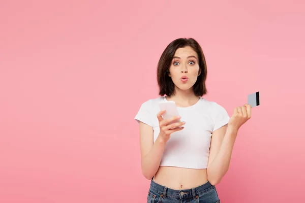 Menina Surpreso Segurando Smartphone Cartão Crédito Isolado Rosa — Fotografia de Stock