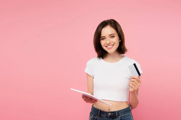 Chica Sonriente Sosteniendo Tableta Digital Tarjeta Crédito Aislada Rosa — Foto de Stock