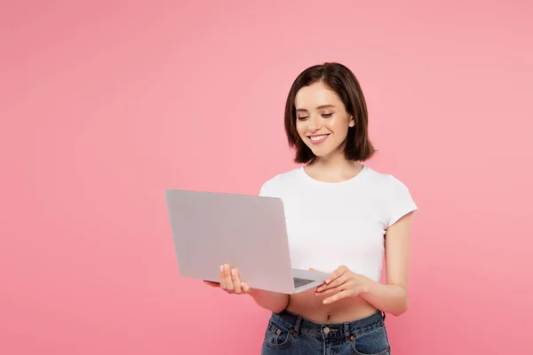 Mosolyogva Csinos Lány Használ Laptop Elszigetelt Rózsaszín — Stock Fotó