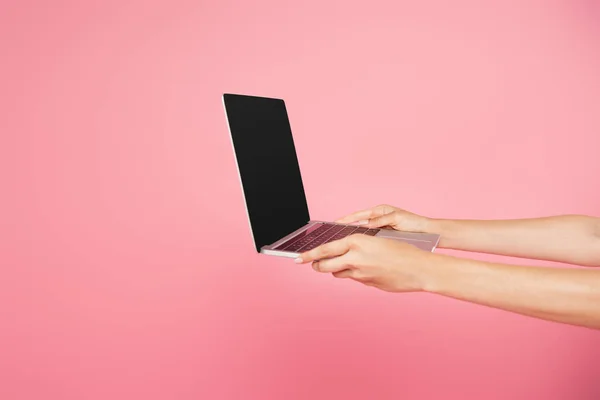 Частичный Вид Девушки Держащей Ноутбук Чистым Экраном Изолирован Розовый — стоковое фото