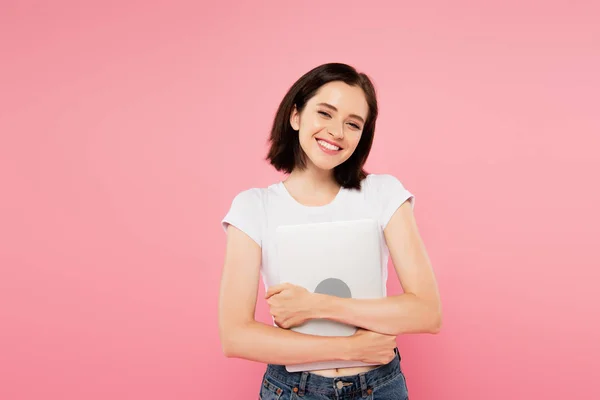 Leende Pretty Girl Holding Laptop Isolerad Pink — Stockfoto