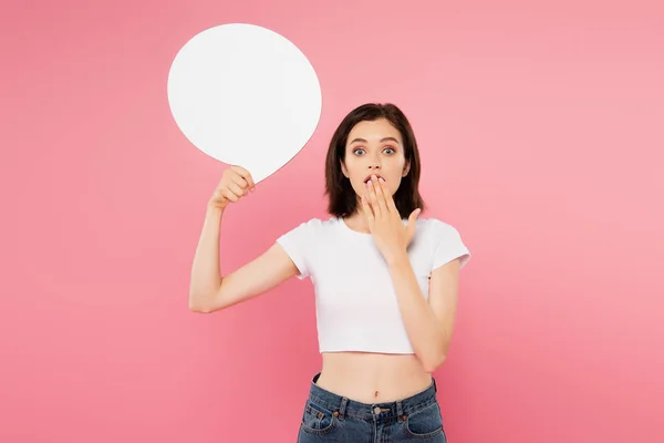 Shocked Pretty Girl Holding Blank White Speech Bubble Isolated Pink — Stock Photo, Image
