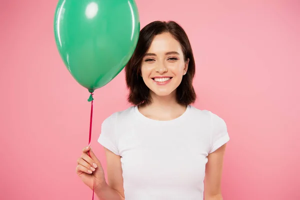 Щаслива Усміхнена Красива Дівчина Тримає Зелену Кульку Ізольовано Рожевому — стокове фото