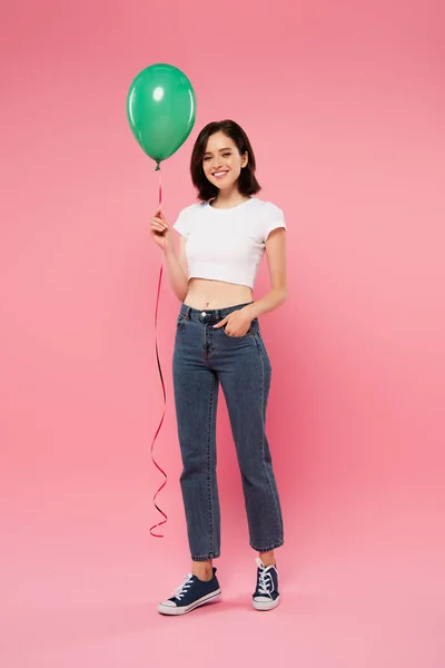 Pembe Izole Yeşil Balon Tutan Gülümseyen Güzel Kız Tam Uzunlukta — Stok fotoğraf