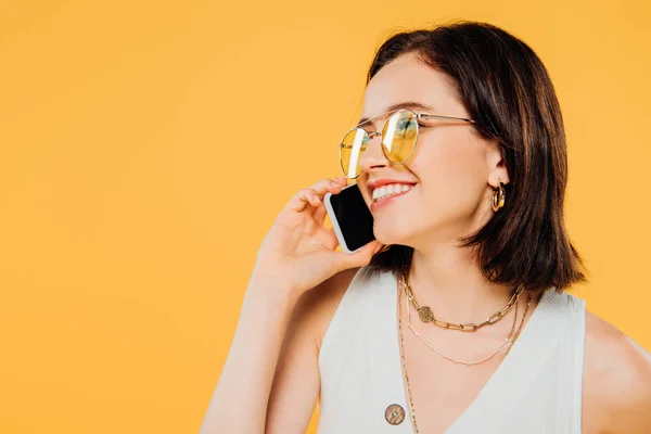 Sonriente Mujer Elegante Gafas Sol Hablando Smartphone Aislado Amarillo — Foto de Stock