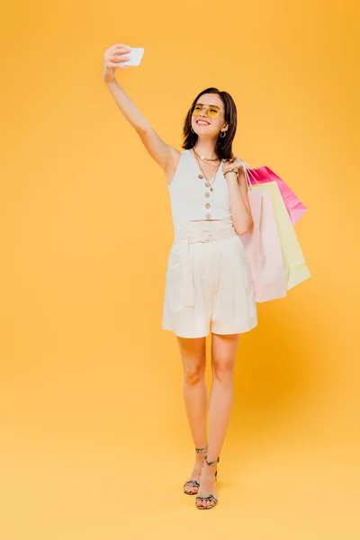 Счастливая Модная Девушка Солнечных Очках Сумками Покупок Делая Селфи Смартфоне — стоковое фото