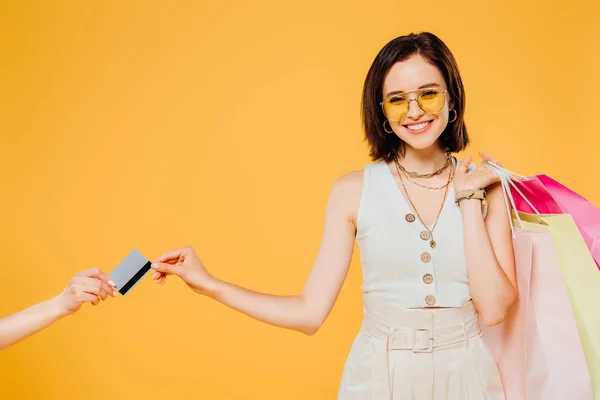 Chica Feliz Gafas Sol Con Bolsas Compras Tomando Tarjeta Crédito — Foto de Stock