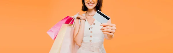 Bijgesneden Weergave Van Gelukkig Meisje Met Boodschappentassen Presenteren Creditcard Geïsoleerd — Stockfoto