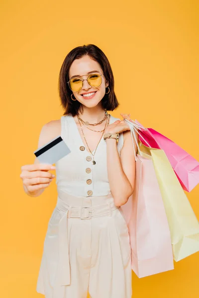 Boldog Lány Napszemüveg Bevásárló Táskák Bemutató Hitelkártya Izolált Sárga — Stock Fotó