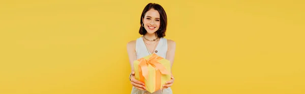 Tiro Panorâmico Menina Sorridente Feliz Segurando Caixa Presente Isolado Amarelo — Fotografia de Stock