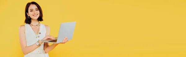 Tiro Panorâmico Menina Elegante Sorridente Com Laptop Isolado Amarelo — Fotografia de Stock