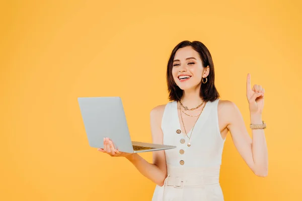 Smiling Elegant Girl Laptop Showing Idea Gesture Isolated Yellow — Stock Photo, Image