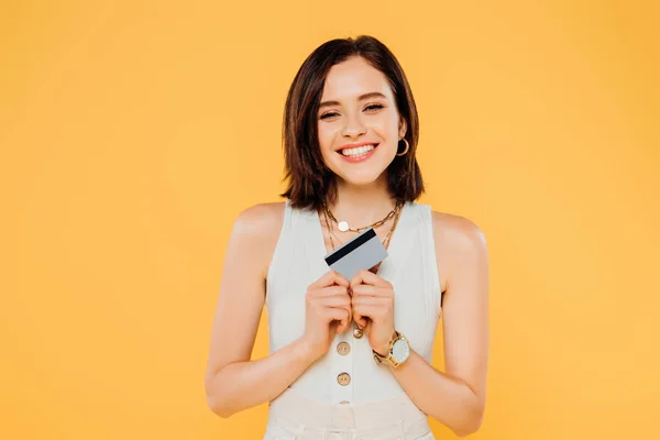 Sonriente Elegante Chica Sosteniendo Tarjeta Crédito Aislado Amarillo —  Fotos de Stock