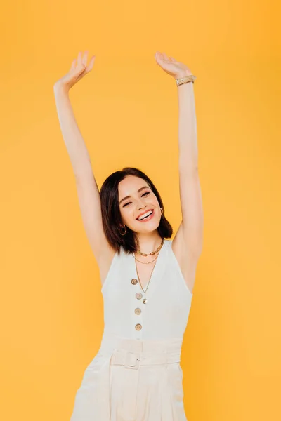 Sonriente Chica Elegante Con Las Manos Aire Aislado Amarillo — Foto de Stock