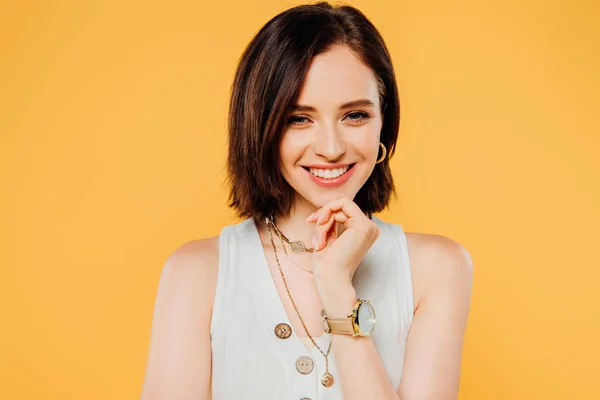 Sorrindo Menina Elegante Com Mão Queixo Isolado Amarelo — Fotografia de Stock