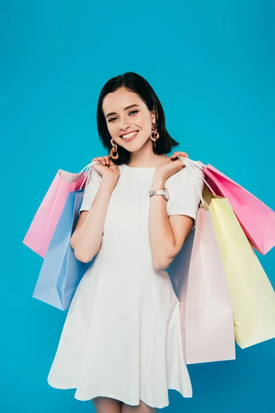 Mujer Elegante Sonriente Vestido Con Bolsas Compras Aisladas Azul — Foto de Stock