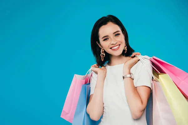 Glimlachend Elegante Vrouw Jurk Met Boodschappentassen Geïsoleerd Blauw — Stockfoto