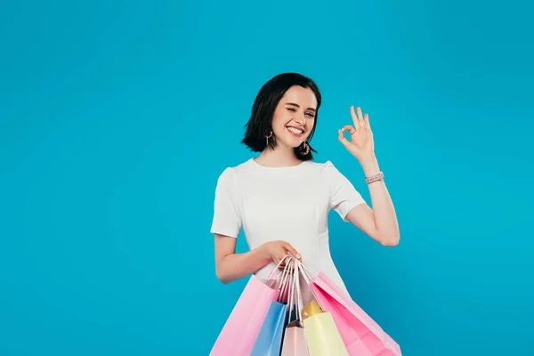 Mujer Elegante Sonriente Vestido Con Bolsas Compras Que Muestran Signo — Foto de Stock