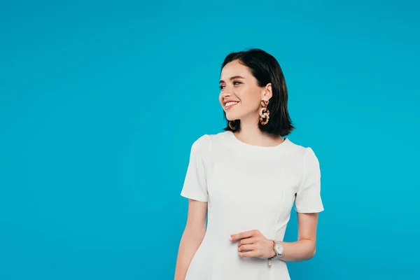 Sorrindo Mulher Elegante Vestido Olhando Para Longe Isolado Azul — Fotografia de Stock