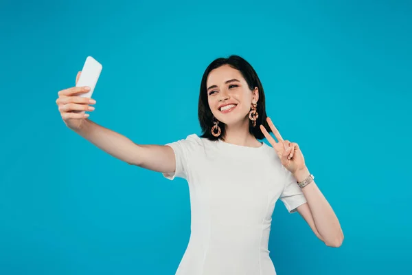 Elbiseli Gülümseyen Zarif Kadın Selfie Çekmek Mavi Izole Barış Işareti — Stok fotoğraf