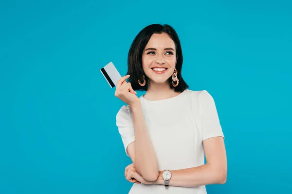 Sorrindo Mulher Elegante Vestido Segurando Cartão Crédito Isolado Azul — Fotografia de Stock