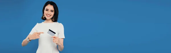 Панорамний Знімок Усміхненої Елегантної Жінки Одязі Вказуючи Пальцем Кредитну Картку — стокове фото