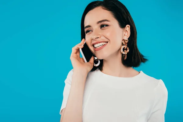 Lächelnde Elegante Frau Smartphone Gespräch Isoliert Auf Blauem Grund — Stockfoto