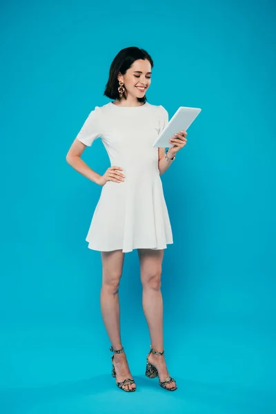 Vista Completa Mujer Elegante Sonriente Vestido Con Mano Cadera Celebración — Foto de Stock