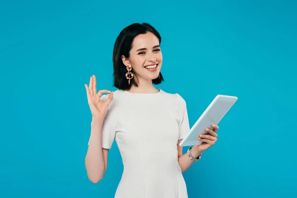 Sorrindo Mulher Elegante Segurando Tablet Digital Mostrando Sinal Isolado Azul — Fotografia de Stock
