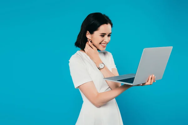 Sorrindo Mulher Elegante Segurando Laptop Isolado Azul — Fotografia de Stock