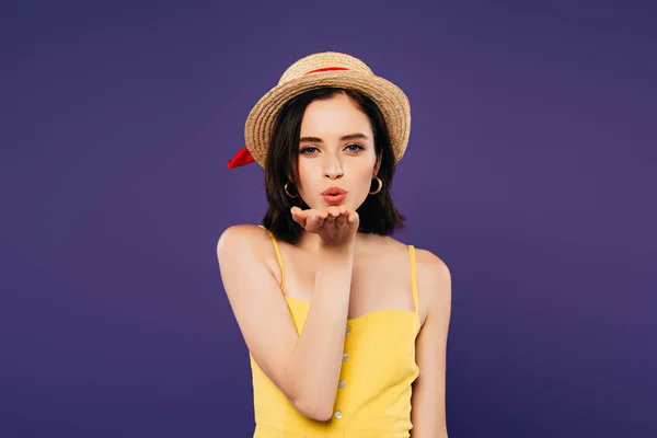Девушка Соломенной Шляпе Воздушный Поцелуй Изолирован Фиолетовый — стоковое фото