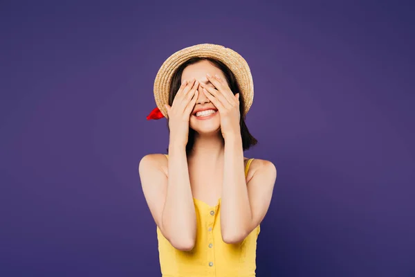 Menina Sorridente Chapéu Palha Com Mãos Olhos Isolados Roxo — Fotografia de Stock
