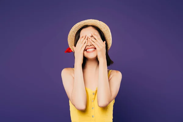 Ragazza Sorridente Cappello Paglia Con Mani Sugli Occhi Isolati Viola — Foto Stock